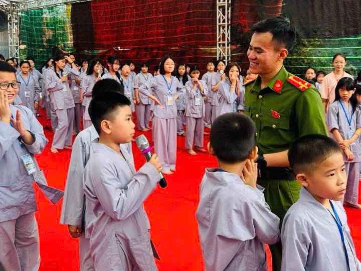 Công an phường Kiến An tuyên truyền phòng, chống ma túy và trang bị kỹ năng phòng cháy, chữa cháy cho thanh thiếu niên tham gia khóa tu mùa hè